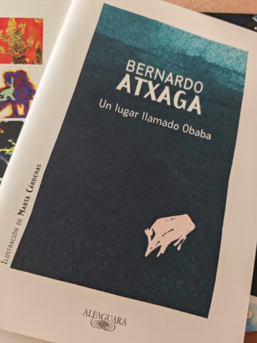 Bernardo Atxaga: Obabakoak (25 años Paperback) Pack Libro+DVD+FOTOS - Libro en español (Book+DVD+PHOTOS Pack  - Spanish language book)