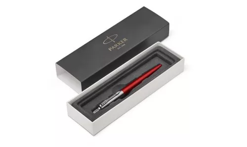 Golyóstoll, 0,7 mm, ezüst színű klip, Kensigton piros tolltest, PARKER "Royal Jotter", kék